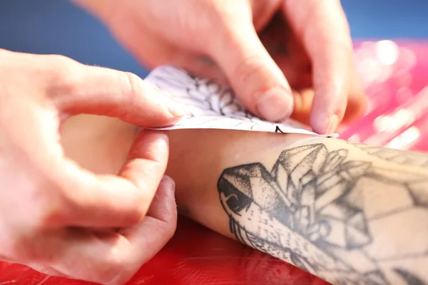 Artysta tatuażu profesjonalne — Zdjęcie stockowe