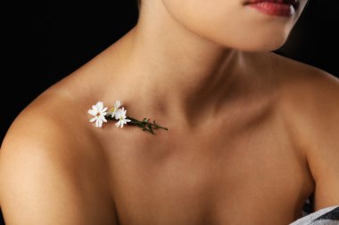 Kadının boyun, köprücük kemiği ve omuzlar, yakın çekim görüntüleme