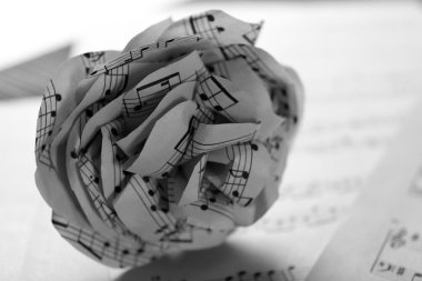 Tek beyaz kağıt yapımı müzikal notlar sayfaları arka plan üzerinde yükseldi