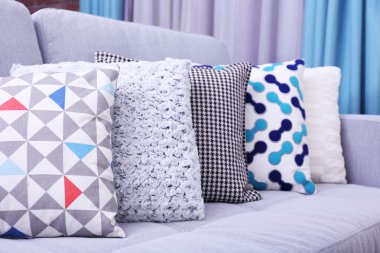 Oturma odasında renkli yastıklar grubu