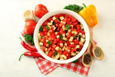 Ratatouille pişirme ve maddeler, ahşap arka plan üzerinde önce