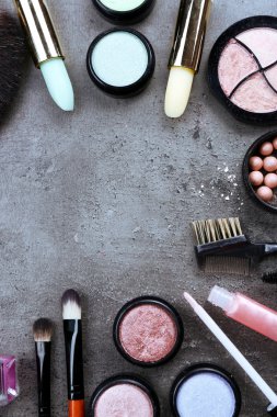 Dekoratif kozmetik gri arka plan üzerine bir kare olarak döşeme