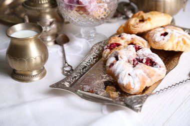 Antika çay-Türk lokumu kümesiyle ve tablo yakın çekim üzerinde kabartma