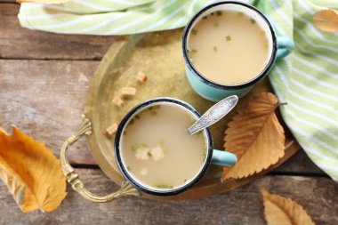 Çorba metal bir tepsi üzerinde iki kupalar