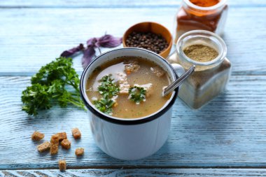 Çorba mavi ahşap zemin üzerine bir fincan