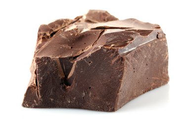 Siyah çikolata parçası üzerinde beyaz izole