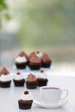 Güzel çikolatalı kek ve çay tablo