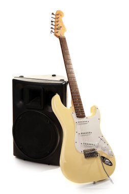 Elektro gitar hafif arka planda müzik aletleriyle