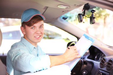 Pizza servis elemanı arabada