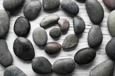 Tahta arka planda spa taşları