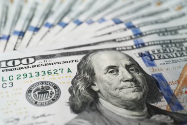 Arka plan olarak yelpaze şeklinde yüz dolar nakit para