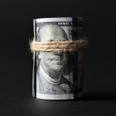 Dolar siyah arka plan üzerine rulo