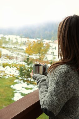 Kahve fincanı Dağları arka planda tutan kadın