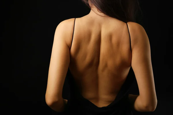 Вид на спину жінки у відкритому платті крупним планом — стокове фото