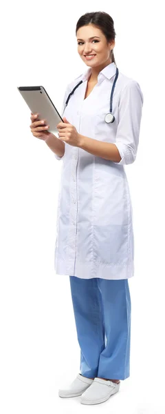 Médico sorridente segurando um comprimido — Fotografia de Stock