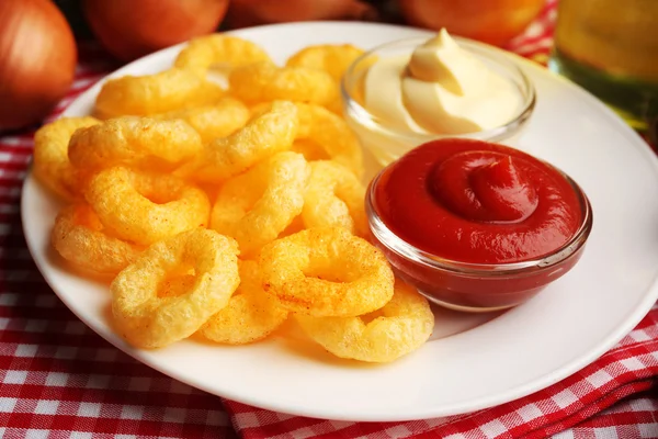 Chips rings with sauce and onion — Stock Photo, Image