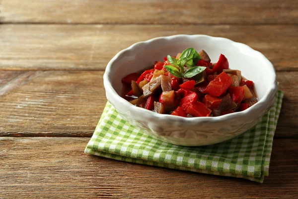 Ratatouille v míse, na dřevěný stůl pozadí — Stock fotografie