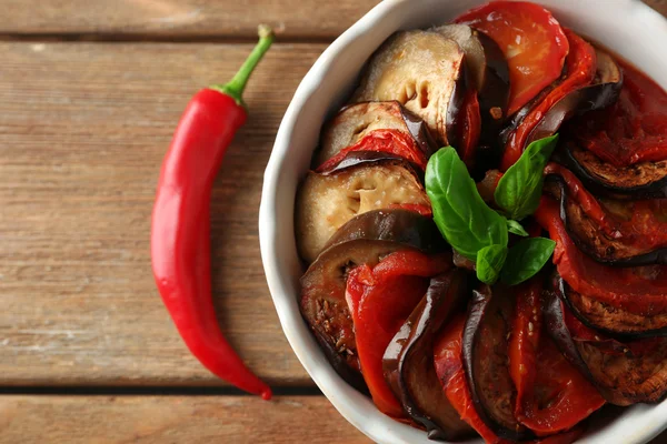 Ratatouille em tigela, sobre fundo de mesa de madeira — Fotografia de Stock