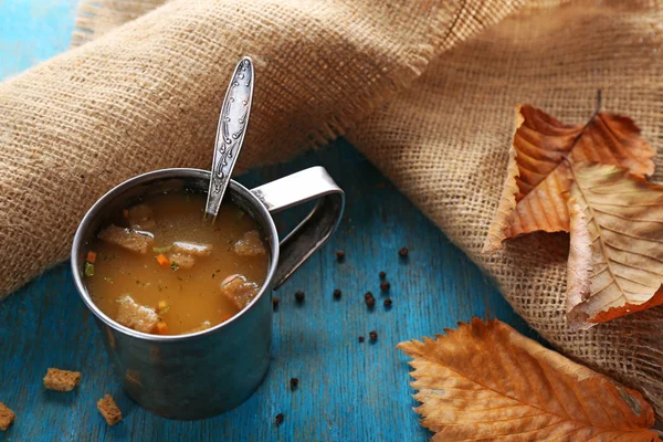 Taza de sopa y servilleta sobre fondo de madera azul — Foto de Stock