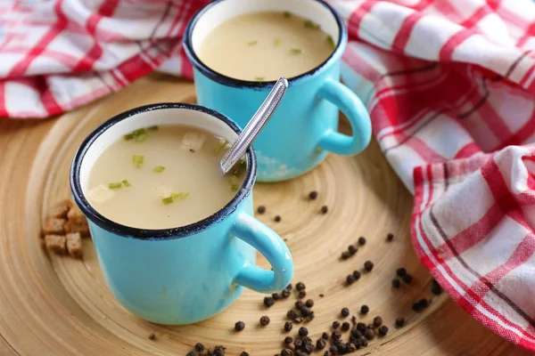 Tassen Suppe auf Holzmatte Nahaufnahme — Stockfoto