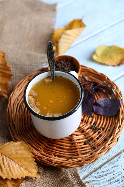 Kubek zupy na wiklinowe Mata na stół — Zdjęcie stockowe