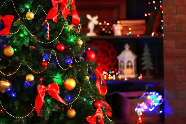 Schöne weihnachtliche Einrichtung mit geschmücktem Tannenbaum — Stockfoto