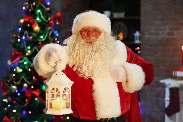 Kerstman met zak, gevuld geschenk dozen huis interieur achtergrond — Stockfoto