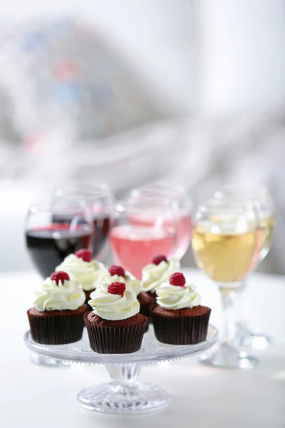 Degustación de cupcakes de vino y chocolate, primer plano — Foto de Stock