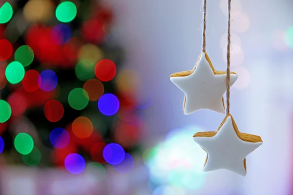 Рождественское печенье на блестящем фоне — стоковое фото