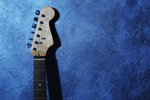 Guitarra 's fingerboard em fundo azul, close up — Fotografia de Stock