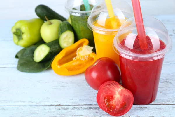 Jugo fresco mezclar frutas, bebidas saludables sobre fondo de madera de color — Foto de Stock