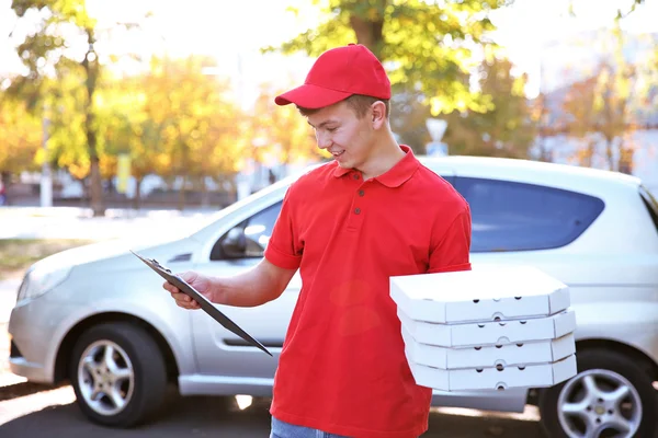 Chłopiec dostawy z pudełek po pizzy — Zdjęcie stockowe