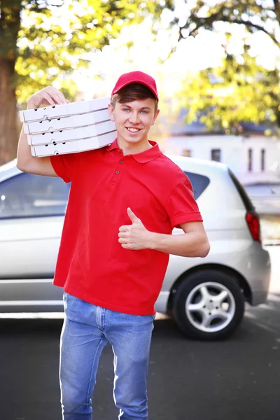 Bezorger met pizzadozen — Stockfoto
