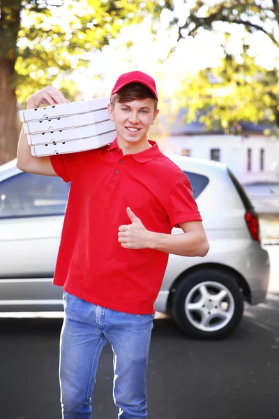 Lieferjunge mit Pizzakartons — Stockfoto