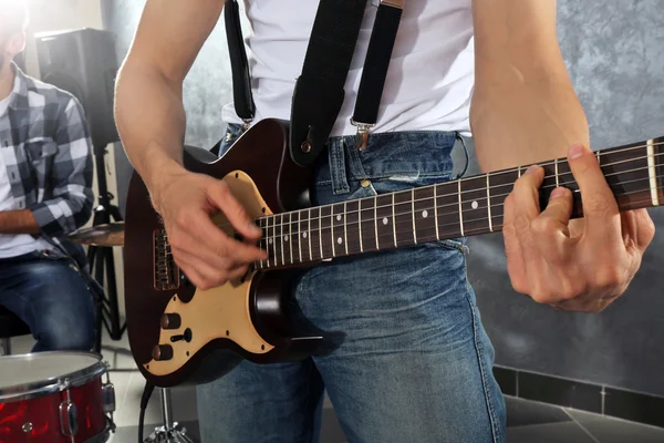 Jonge man betalende gitaar close-up — Stockfoto