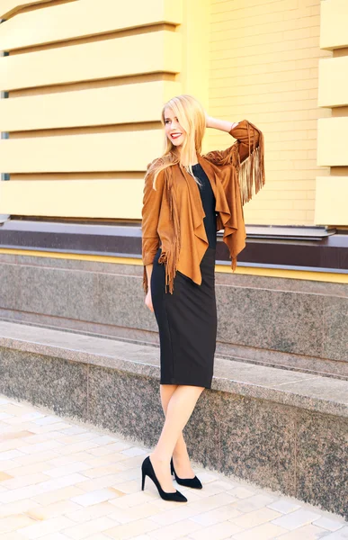 Young girl posing on city street — Stock Photo, Image