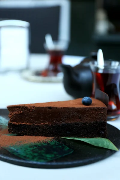 La taza del té y la torta sobre la mesa en la cafetería — Foto de Stock