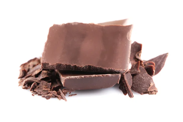 Tmavé čokoládové kousky izolovaných na bílém — Stock fotografie