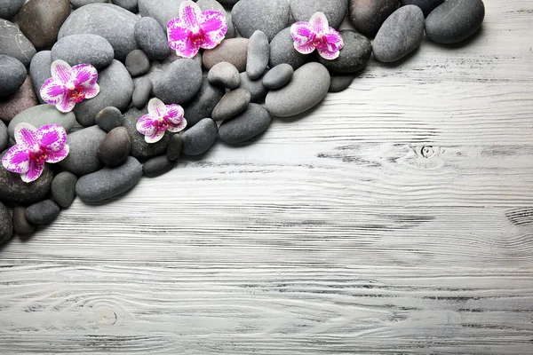 Спа камені та орхідеї — стокове фото