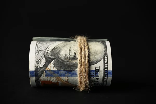 Dolarów roll na czarnym tle — Zdjęcie stockowe