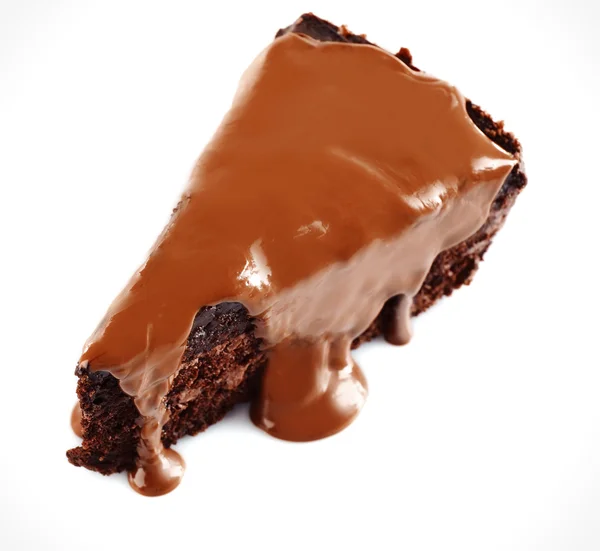 Шоколад налили на кусок торта изолированы на белом — стоковое фото