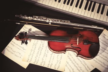 Müzik notaları ile müzik aletleri 