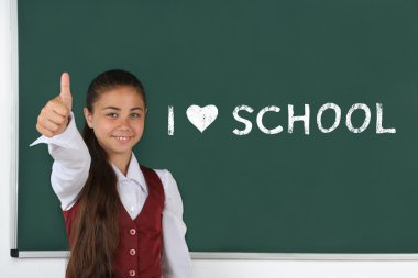 Blackboard neşeli kız. Kavram öğrenme seviyorum