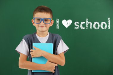 Neşeli çocuk, yazı tahtası. Kavram öğrenme seviyorum