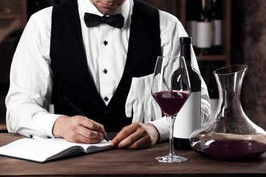 Kasada çalışan barmen 