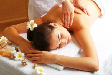 Masaj masasındaki genç kadın. 