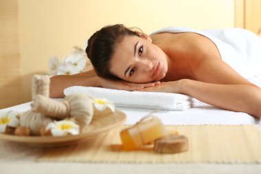 Masaj masasındaki genç kadın. 