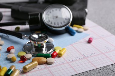 Tansiyon ölçer ve steteskop.