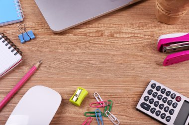 Rahat görünümünü yer ahşap arka plan üzerinde çalışma