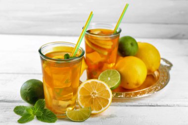 Hafif ahşap zemin üzerine limonlu buzlu çay